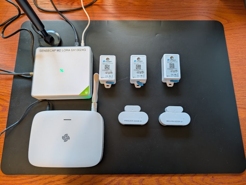 Geigyr restaurant monitoring hardware: LoRaWAN gateway, temperature sensors, and door sensors